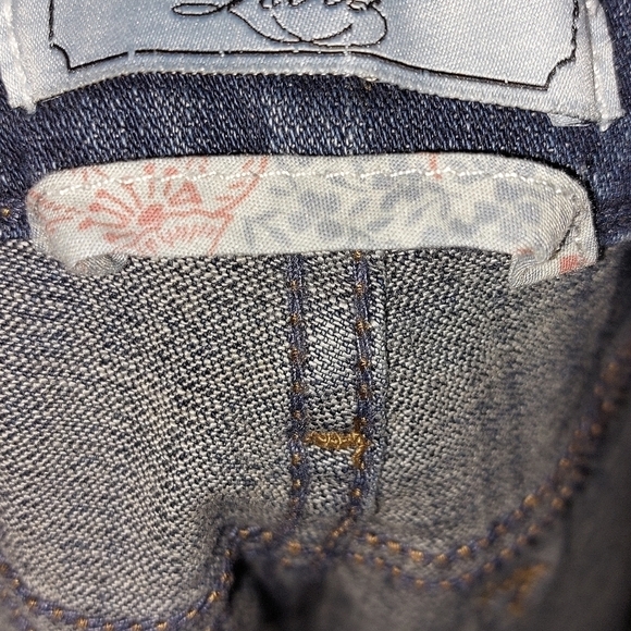 Levis Strauss Bermuda Misses Perfectly Slimming Shorts Size 10 NWT - Picture 7 of 10